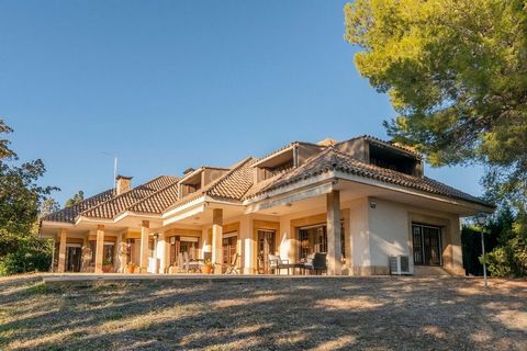 Spectacular independent house with 4 winds of 710 m2 of constructed area on a plot of 3.800m2, from which we can enjoy a swimming pool and garden area. Located a few minutes from the center of l'Ametlla, close to shops, schools and all services and a...