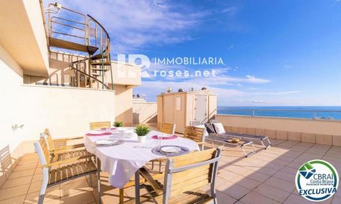 Energy Certificate: 4D74SSJB8 Penthouse with tourist license for sale in Empuriabrava with great views of the beach and the sea from its large terrace of 50.80m2. It consists of a spacious living room, a fully furnished kitchen with appliances, two b...