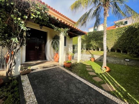 4-bedroom villa with 85 sqm of gross private area, garden, barbecue area, sea view and shelter for two vehicles, set on a plot of about 305 sqm of land, in the Garajáu area, Funchal, Madeira. The villa consists of an entrance hall, living and dining ...