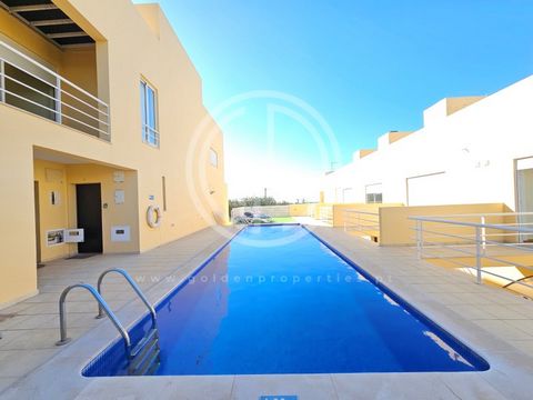 Maison jumelée V2 située dans une résidence fermée avec piscine et garage. La maison se compose de 2 étages : Rez-de-chaussée - Salon et salle à manger avec accès au jardin, cuisine entièrement équipée, 1 chambre et WC social. Premier étage - 2 chamb...