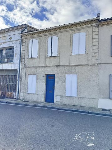 À St Laurent médoc (33), je vous présente cette grande maison en pierre. Composée sur deux niveaux d'un séjour / cuisine fermée / Chambre et salle d'eau wc et à l'étage 4 chambres / salle d'eau / Wc. Accompagnée de son grand garage et son jardin. Le ...