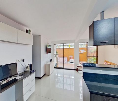 Apartamento en venta - Sabaneta, lagos de la doctora. Cuenta con: 3 habitaciones, 2 baños, sala-comedor, cocina integral, zona de ropas, parqueadero, ubicado en un primer piso. Precio $474.000.000. el conjunto ofrece: Parqueadero de visitantes, zona ...