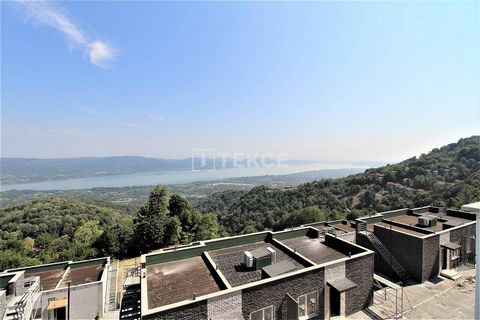 Maisons Avec Vue Sur Lac dans un Projet Avec Piscine à Sapanca, Sakarya Les maisons mitoyennes situées dans l'une des plus belles régions de Sapanca offrent une chance unique de profiter de la nature. Sapanca, la perle de Sakarya, est célèbre pour sa...