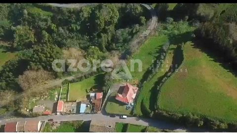 We bieden een uitstekende kans, een vrijstaand huis met 2 slaapkamers gelegen in Fenais da Ajuda, een charmant landelijk gebied, ideaal voor wie op zoek is naar een rustig en rustig huis, midden in de natuur. Dit huis biedt een prachtig uitzicht op d...