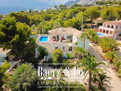 Belle villa avec studio d’invités à Altea avec vue sur la mer et la montagne Maison de 270m2 se compose d’une cuisine ouverte équipée, d’un salon très lumineux, de 5 chambres, de 3 salles de bains, d’un studio d’invités avec cuisine équipée, d’un sal...