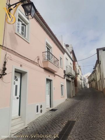 Apresentamos uma excelente oportunidade para quem deseja viver no coração do Centro Histórico de Palmela, uma das vilas mais encantadoras da região. Esta moradia em banda, foi preservada o charme da arquitetura tradicional da zona, mas com acabamento...