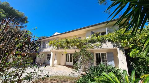 VILLA 9 PIECES VUE DEGAGEE JUSQU'A LA MER A AVEC PISCINE A SAINT RAPHAEL LES PLAINES/ BOULOURIS