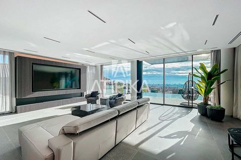 Fantastic high-end house located in one of the most exclusive residential areas of Barcelona, Sarrià-Sant Gervasi. It is divided into 5 floors connected by a private elevator and has a total of 710m² built. Thanks to its unbeatable orientation, it en...