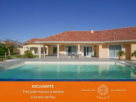 Stunning luxury house 10 minutes from downtown Pau, in the town of Lée. Perfectly renovated Mediterranean house, built in 2005 and close to schools. With a single-storey area of 210 m², this property has 8 rooms and overlooks a landscaped garden of 1...