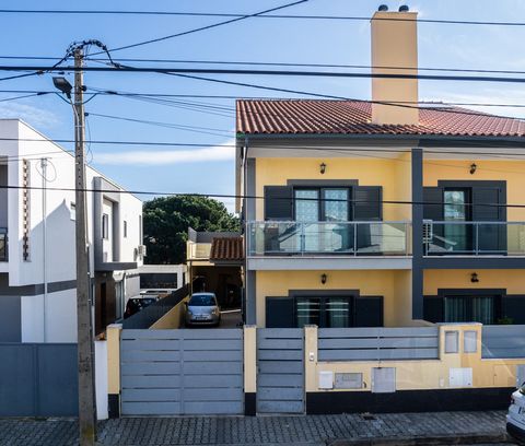 4 bedroom semi-detached house in Redondos Fernão Ferro We present this fantastic 4 bedroom semi-detached house, located in a quiet area of Fernão Ferro. With high quality construction and modern finishes, this home offers comfort, functionality and e...