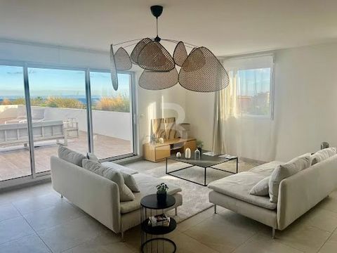 Idéalement situé dans une résidence de prestige, cet agréable appartement de 4 pièces en dernier étage avec toit-terrasse offre de beaux volumes. L'espace de vie s'étend sur une belle terrasse avec une vue imprenable sur la mer, tandis que la seconde...