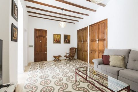 Just a 10 minute drive from Gandía, this beautiful house is located in Bellreguard, a picturesque village where you can enjoy Mediterranean life and immerse yourself in the local culture from the moment you arrive. The house offers an interior courty...