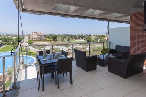 Genießen Sie Ihren Sommerurlaub in diesem schönen Penthouse, von dem aus Sie eine hervorragende Aussicht genießen können. Sie können in dem schönen Gemeinschaftspool mit Chlor schwimmen, der 30 x 15 Meter groß ist und eine Tiefe von 0,5 bis 1,90 Mete...