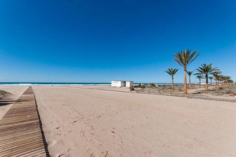 Starten Sie den Tag mit einem ausgiebigen Frühstück und genießen Sie die ersten Sonnenstahlen auf der privaten, möblierten Terrasse mit Blick auf den Ort und den Strand. Gleich nach dem Frühstück brauchen Sie nur die Strasse zu überqueren um an den f...