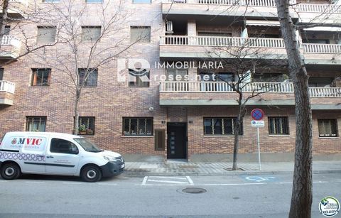 Energy Certificate: 1DXYK5012 Apartment very well located in Roses very close to the medical center, it has a large hall, a bright living-dining room, a well-equipped independent kitchen with access to the terrace/patio, separate laundry room, 3 en-s...