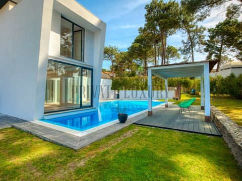 Built in 2014, this construction was designed to embrace the infinity pool, which merges the view over the whole surroundings with the crystal clear waters of the water mirror, providing a 180º view over the entire property. The construction area are...