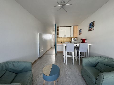 De Coastal Shelter biedt u 'SERINGAS', een alkoofstudio op de 1e en laatste verdieping van een goedkope residentie. Het bestaat uit een entree, een woonkamer met een ingerichte en uitgeruste kitchenette, een loggia, een nis, een badkamer met toilet. ...