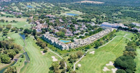 Magníficas viviendas con todo lujo de comodidades, un entorno exclusivo y unas vistas espectaculares, en el enclave privilegiado de la Urbanización San Roque Club, a pie de golf. Todo un sueño cumplido. Un complejo residencial privado integrado en un...