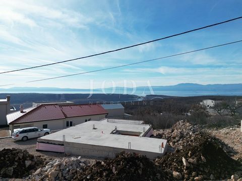 Location: Primorsko-goranska županija, Kraljevica, Šmrika. Smrika - construction started. In an extremely quiet location in Šmrika, with a beautiful panoramic view of the sea, the construction started is for sale. The construction of a detached house...