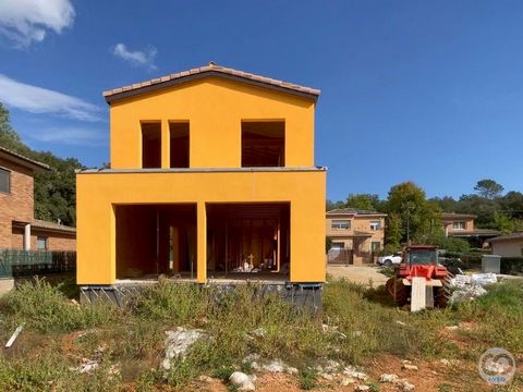 Stellen Sie sich vor, Sie wachen jeden Morgen in einem Haus auf, das Nachhaltigkeit und Komfort atmet und sich im charmanten Dorf Serinyà befindet. Mit 236 Quadratmetern bebauter Fläche bietet dieses architektonische Juwel aus Holz 4 geräumige Schlaf...