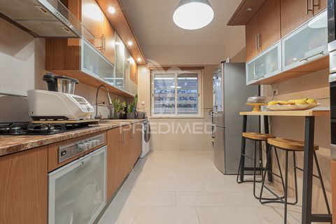 Se procura um lar onde conforto, modernidade e localização se unem na perfeição, este magnífico T2 é a escolha certa.  Situado na prestigiada Quinta da Hortinha, num edifício de 2008, este apartamento destaca-se pelos acabamentos de qualidade e um am...