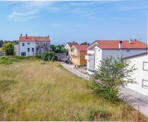 Location: Istarska županija, Novigrad, Novigrad. Istria, Cittanova Un attraente terreno edificabile con potenziale è in vendita a Cittanova. La superficie del terreno edificabile è di 1858 m2. Il terreno ha una bella forma regolare e tutte le infrast...