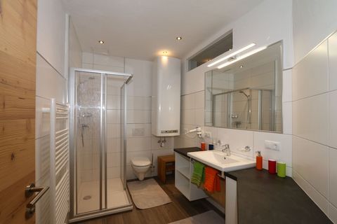 Fantastisch nieuw vakantieappartement in historisch appartementenhuis, midden in het dorpscentrum van Fügen, en daarmee het ideale startpunt voor uw actieve vakantie. Het dalstation van de Spieljochbahn, die in de zomer geopend is, en het kleine trei...