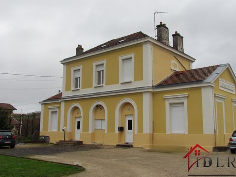 A l’écart et au calme, très bel immeuble composé de 5 logements loués, sur un terrain de 1221m2. - Au rez-de-chaussée, avec entrées indépendantes en façade, 2 F3 de 48 et 53m2. - Au 1er, entrée par un escalier commun sur l'arrière, 2 F1 de 24 et 31m2...