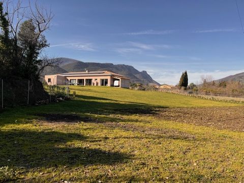 Fenouille des Caudies. Aan de rand van een gezellig dorp met winkels, zeer fraaie onder architectuur gebouwde villa met garage, op een omheind perceel van circa 3440 m². Dit huis is gebouwd in 2011 en vervolgens gerenoveerd met hoogwaardige materiale...