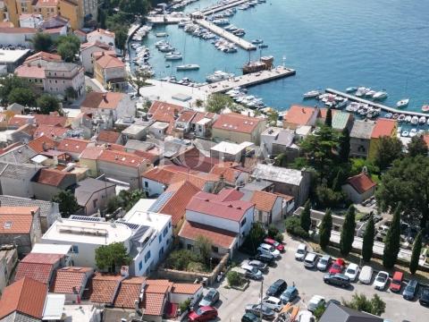 Location: Primorsko-goranska županija, Crikvenica, Selce. A stone ruin is available for sale in the pedestrianised centre of Selc. There is the possibility of building three floors with a height of up to 10 metres and a floor area of 30 m2 each. All ...