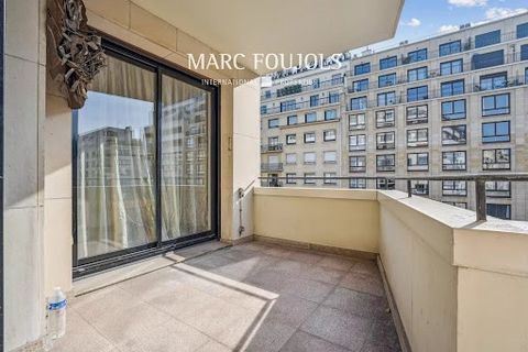 TROCADERO. South-facing 165 m² apartment on the 4th floor of a secure 50's building with 24/24 security, surrounded by balconies and a small terrace. This faded apartment has an optimized floor plan with several layout possibilities: entrance hall, l...