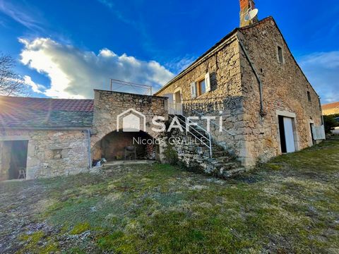 Située à Saint-André-de-Vézines (12720), cette charmante maison de 78 m² se trouve au cœur de la campagne, offrant ainsi un cadre paisible et authentique. Idéalement orientée plein Sud, elle bénéficie d'une terrasse et d'une façade en pierre, ajoutan...