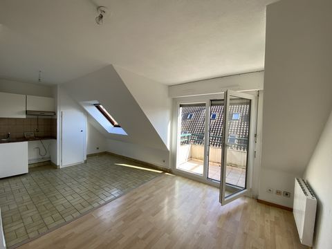 Rue de Soultzmatt, ideal gelegen in Neudorf, in einer ruhigen und angenehmen Gasse. Kommen Sie und entdecken Sie diese lichtdurchflutete Wohnung im obersten Stockwerk mit Aufzug. Es verfügt über ein Wohnzimmer mit offener Küche + Terrasse, ein Schlaf...