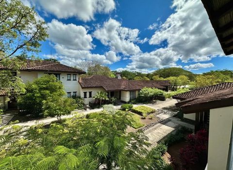 Dieses atemberaubende Haus befindet sich in der exklusiven Gemeinde Hacienda Pinilla und bietet Luxus, Komfort und Zugang zu erstklassigen Annehmlichkeiten. Mit 4 geräumigen Schlafzimmern und 5 Bädern ist das Anwesen sowohl zum Entspannen als auch zu...