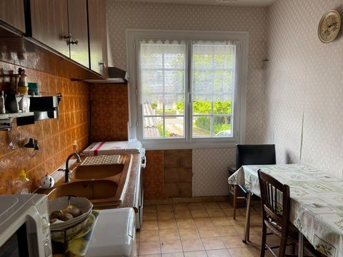 Pavillon de 1972, sur sous-sol complet, proche du centre ville.