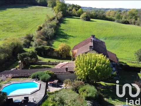 iad France - Ludivine Soulard vous propose: Dans un hameau paisible et sans vis-à-vis, cette maison en pierre pleine de charme offre un cadre de vie authentique avec une vue imprenable sur la vallée environnante. D’une superficie d’environ 110 m², el...