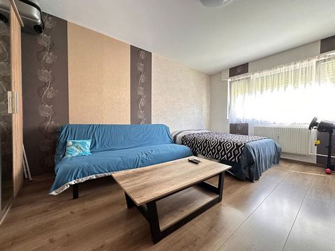 Located in a residence on the 1st floor of 5, accessible by an elevator, come and discover this charming studio rented for 490 euros including charges. It consists of an entrance hall with wall cupboard, a living area, an equipped kitchen and a bathr...
