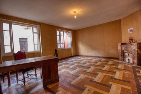 Immeuble de 196 m² idéal pour une rénovation sur mesure, avec garage et cour intérieur