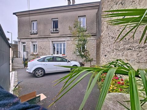 Appartement de 75m² plus combles a aménager, parking fermé et cave.