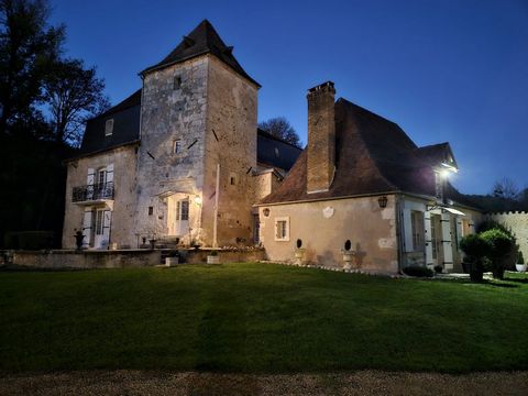 Un trésor patrimonial aux portes de Périgueux Au cur d'un bourg recherché à l'est de Périgueux, se dévoile un château au charme d'antan dont l'authenticité a été soigneusement préservée. Cette demeure raffinée, baignée de lumière et entourée d'un pa...