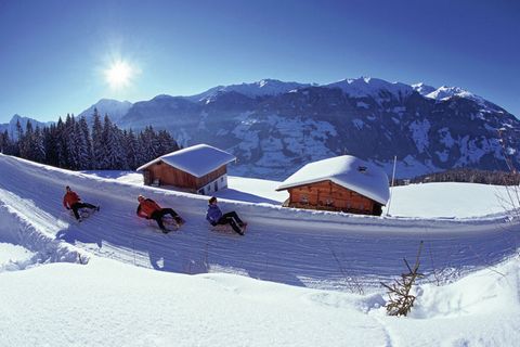 The newly built and very well equipped stylish flats are located in the centre of Uderns in the middle of a breathtaking mountain scenery with the ski bus stop directly in front of the house and are only 2 km away from the Hochzillertal/Kaltenbach ca...