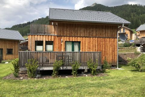 Dieses freistehende luxuriöse Holzchalet für maximal 4 Personen liegt mitten in einem Chaletpark im Dorf Hohentauern in der Steiermark, auf einem sonnigen Hügel mit einer imposanten Aussicht über die Berge, den Skilift und das Dorf. Das Chalet verfüg...