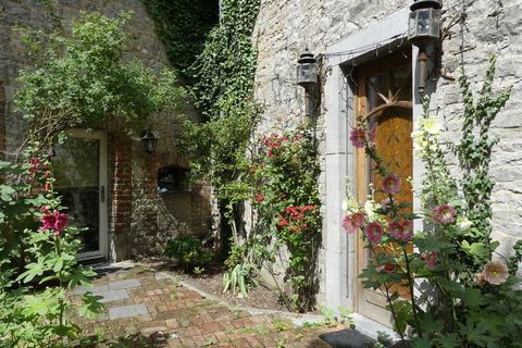 Non loin de la petite ville ardennaise de Durbuy, ce gîte vous surprendra par son confort et ses qualités environnementales. En effet, il est entièrement fait à partir de matériaux 100 % naturels : pierre, bois, chanvre et chaux pour le colombage. Le...