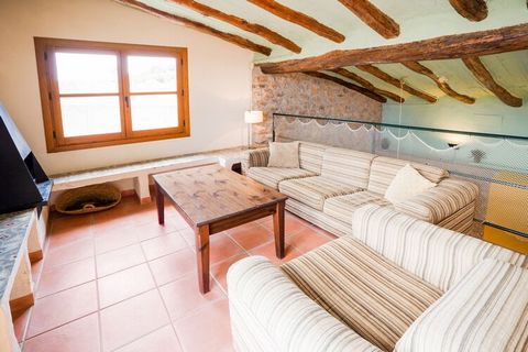 This is a traditional 2-bedroom stone cottage in Pira. Built in the 19th century, it is a history lover's delight. It is perfect for a family. The cottage is only 7 km from Montblanc, the most important place in Conca de Barberà. This area has many b...