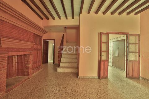 Identificação do imóvel: ZMES506197 Beautiful house kills in Álora, with a privileged location for its views, in a very quiet area, in the heart of the town. The house has four bedrooms, entrance hall, large living room with fireplace, terrace, stora...