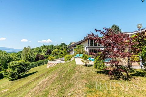BALLAISON. In a quiet and residential area, located 15 minutes from the Swiss border, this architect-designed villa is nestled in the middle of vineyards and nature. With an area of ​​approximately 205 sqm, it is surrounded by 2,010 sqm of nicely woo...