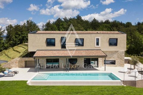 Questa bella villa di 250 m2 si estende su piano terra e primo piano. Al piano terra si trovano un soggiorno, una sala da pranzo e una cucina, che sono stati progettati secondo il principio dell'open space. Al piano terra c'è un'altra ...