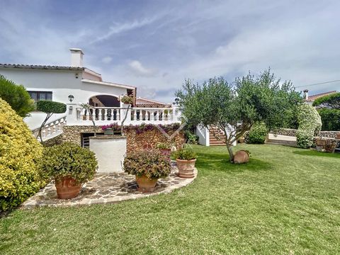 Lucas Fox presents this villa of about 300 m² built on a 2,700 m² plot with several annexes located in a very quiet area of Alaior. This interesting property welcomes us with a spacious and well-kept garden that leads us to the entrance of the house....