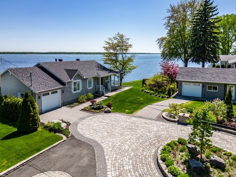 Unique opportunity, on the edge of the St. Lawrence, with a magnificent view and a completely landscaped land with hundreds of perennials and mature trees. With more than sixty-nine thousand square feet of land, this property is turnkey and tastefull...