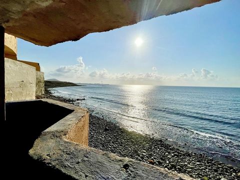 We present this magnificent building with 5 apartments with 2 and 1 bedrooms facing the sea in Pozo Izquierdo. If what you want is to make a good investment to get a good return, exploiting the house through vacation rental or as a habitual residence...
